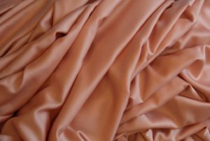 747ceff2fda1c0f962771a378e2q-materialy-dlya-tvorchestva-tkan-satin-tencel100 коричневый лиоцелл